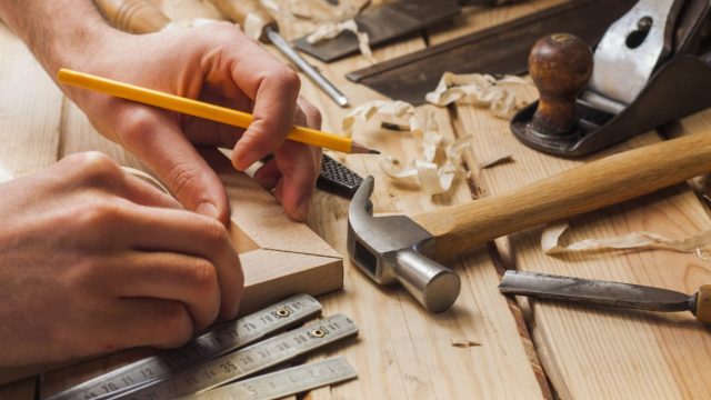 Carpenter_marking_a_frame_corner-1200×658